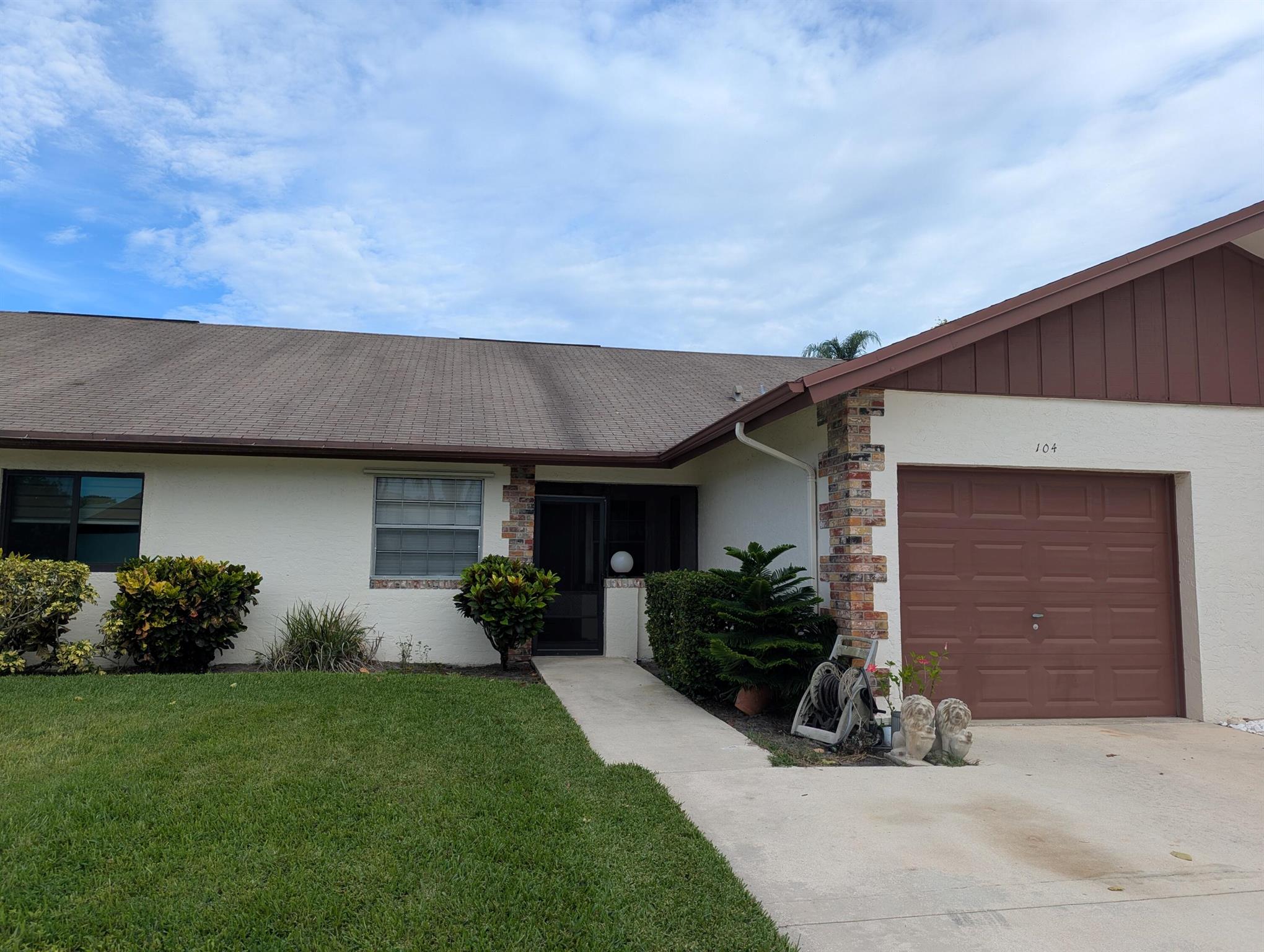 IN A GOLF COMMUNITY 2 BEDROOM 2 BATH AND 1 CAR GARAGE VILLA WITH SCREENED IN PATIO REGULAR SIZE WASHER AND DRYER. IN HIGHLY DESIRED NEIGHBORHOOD OF INDIAN CREEK JUPITER . CLOSE TO RESTAURANTS AND I-95