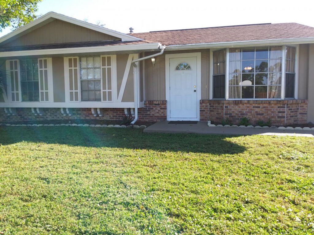 Photo of 481 NE Camelot Drive, Port Saint Lucie, FL 34983 (MLS # R10974118)