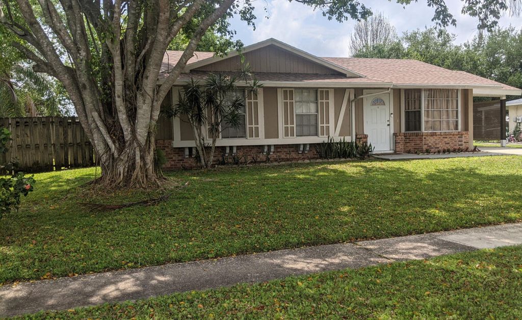 Photo of 481 NE Camelot Drive, Port Saint Lucie, FL 34983 (MLS # R10974118)