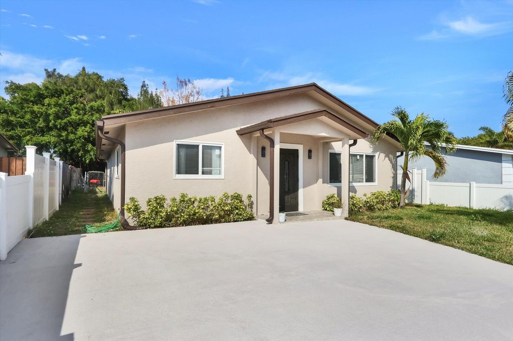 Photo of 255 Glouchester Street, Boca Raton, FL 33487 (MLS # R11151510)