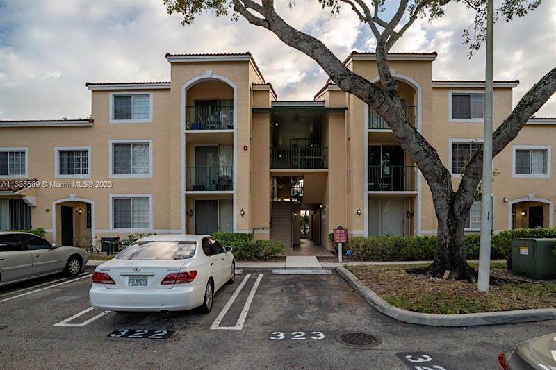 Spacious 1 bedroom 1 bath condo on 2nd floor in gated community. Laminate and tile throughout, no carpet. Community with all amenities close to I95, dining and shopping.