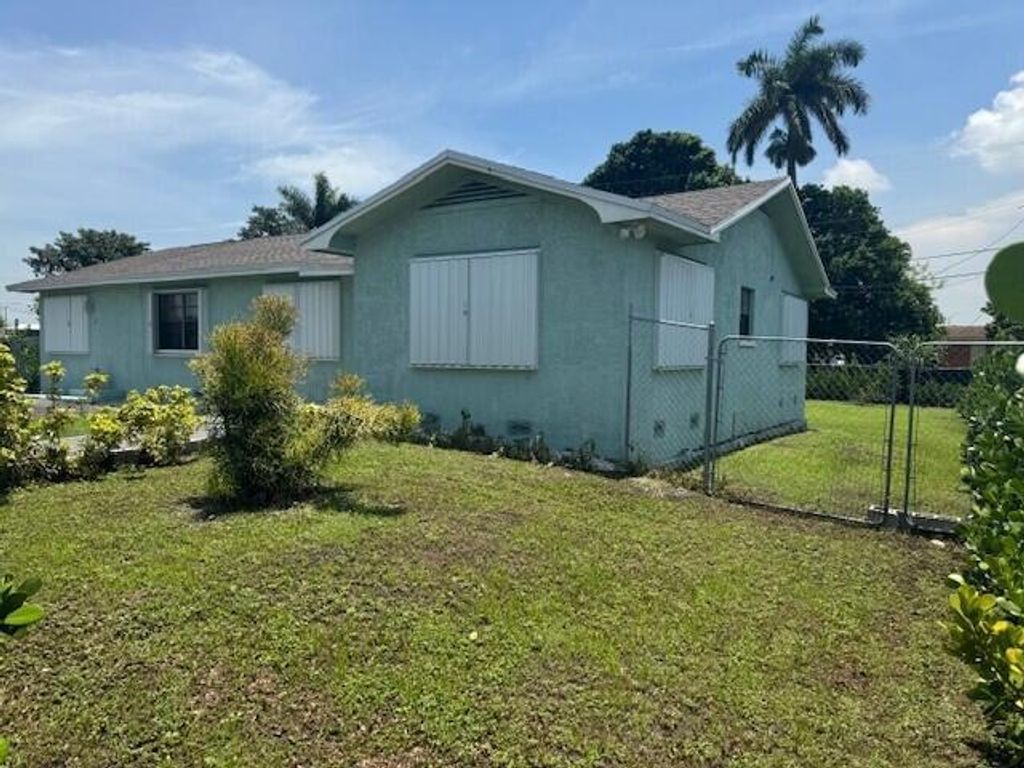 Photo of 125 SW 6th Avenue, South Bay, FL 33493 (MLS # R11105966)