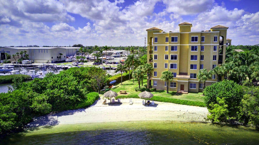 HYPOLUXOS MARINERS CAY CONDO - Residential