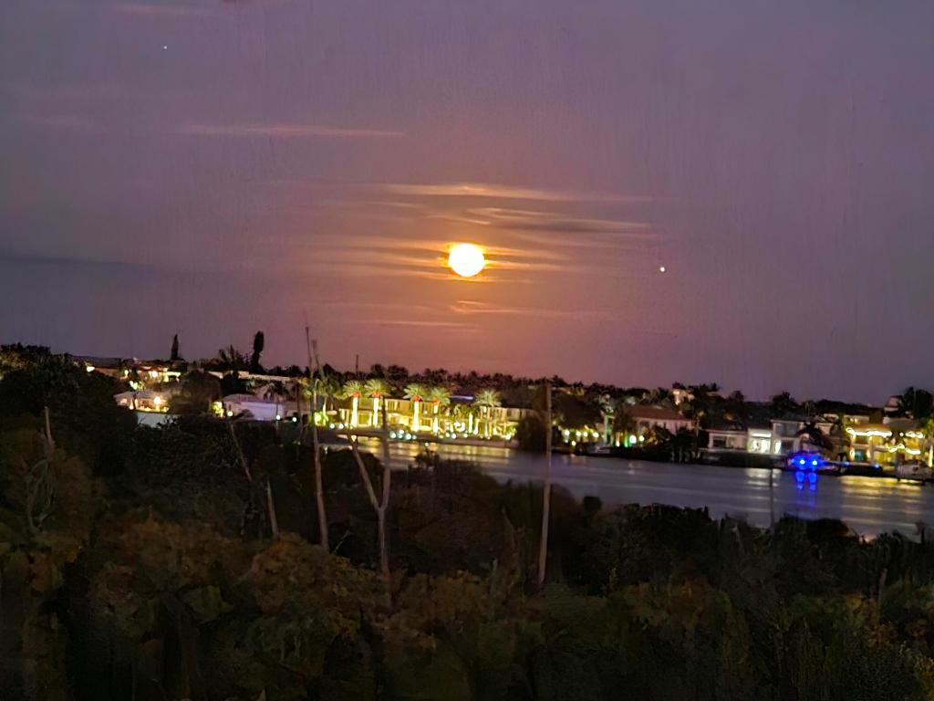 HYPOLUXOS MARINERS CAY CONDO - Residential