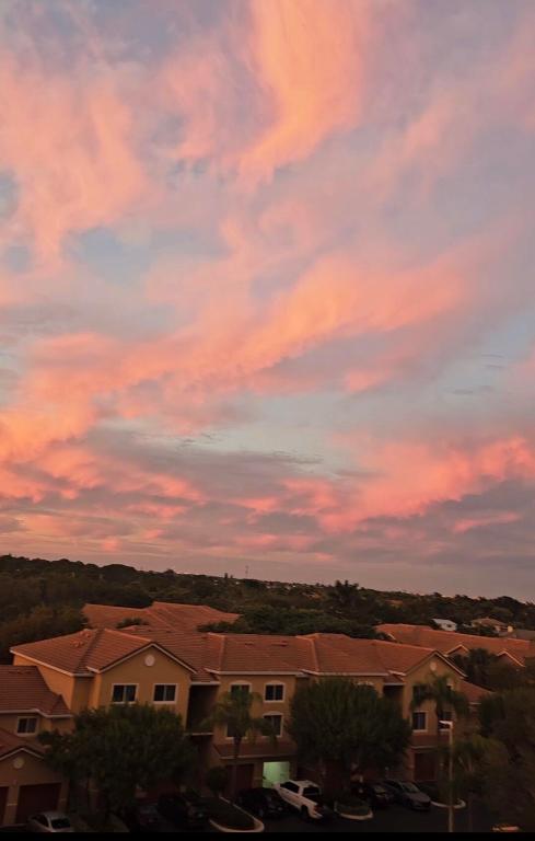 HYPOLUXOS MARINERS CAY CONDO - Residential