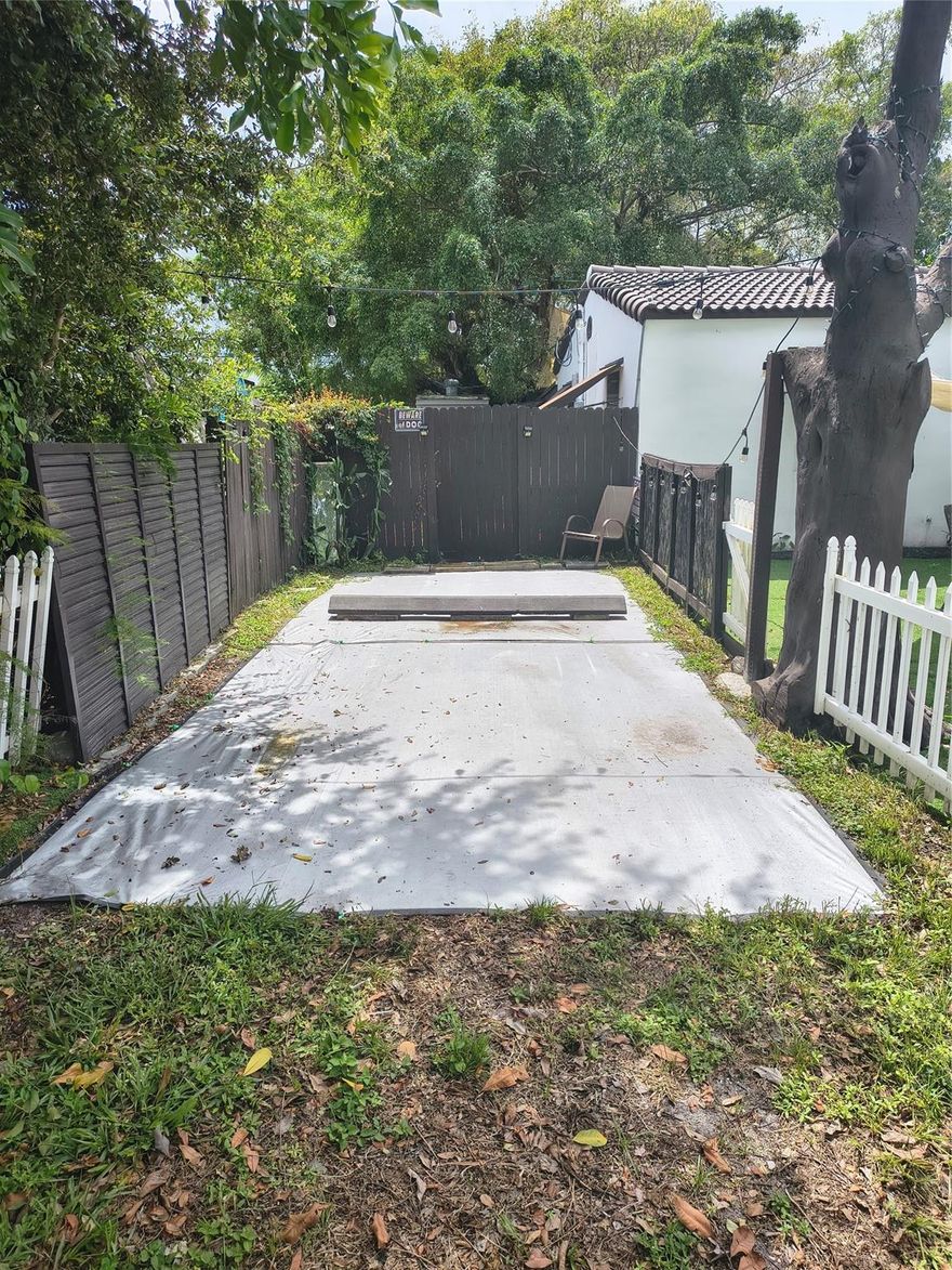 Move-in ready efficiency in a prime Hollywood location — close to major highways, shopping, dining, and the airport. This cozy space comes fully furnished with everything you need — just bring your clothes and settle in! Perfect for convenient and comfortable living.