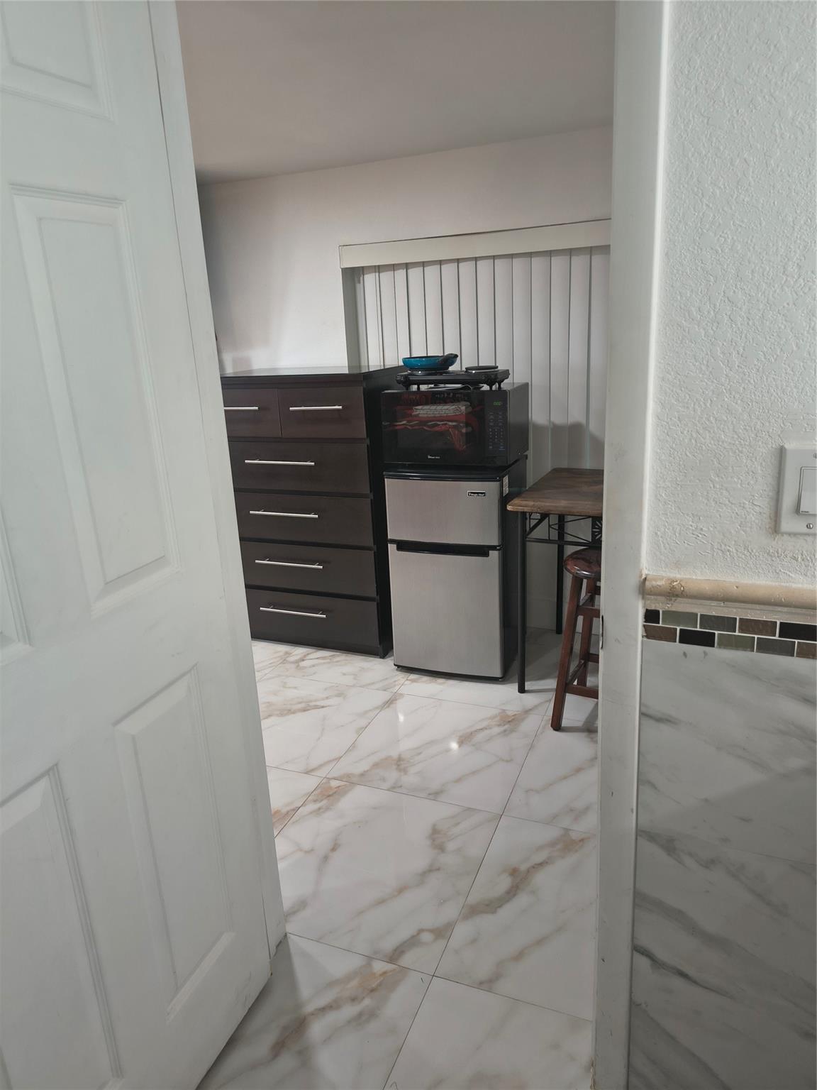 Hollywood Park 4-19 B - Residential Lease