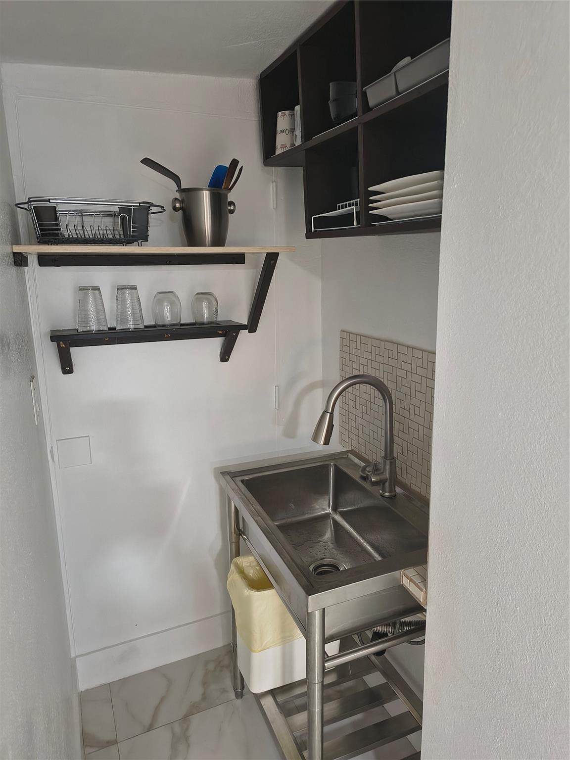 Hollywood Park 4-19 B - Residential Lease