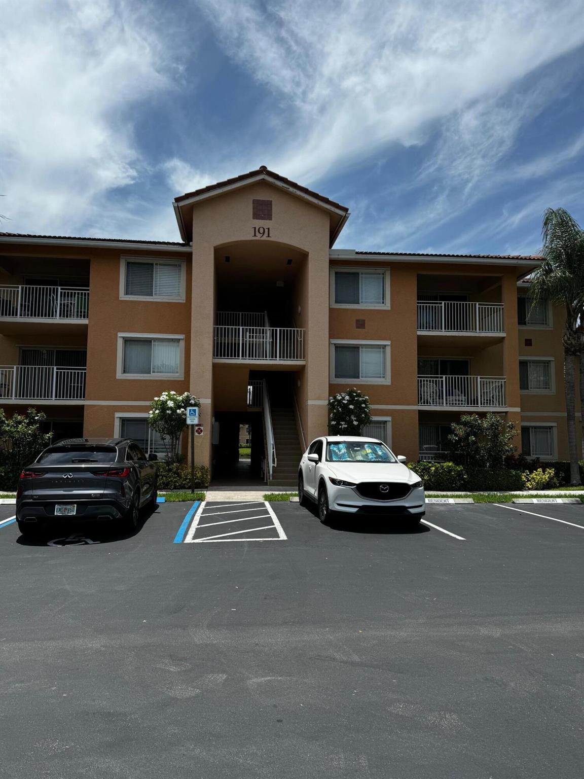 Nice 2/2 Apartment in the Heart of St Lucie West, close to the main stores and restaurants. The Apartment was renovated with Update Kitchen with New Stainless-Steel Appliances, New white cabinets, granite countertop, Boths Bathrooms are completely renovated too. The apartment is vacant. First, last and security deposit required to move in. Credit score minimum 600.for application send me the prof of income and copy of ID. Is a Beautiful Gated Community with many amenities, pool, picnic area, fitness center. Come to see it!!!!
