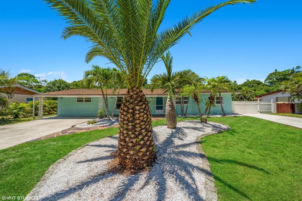 Photo of 1604 Edgevale Road, Fort Pierce, FL 34982 (MLS # R10805403)