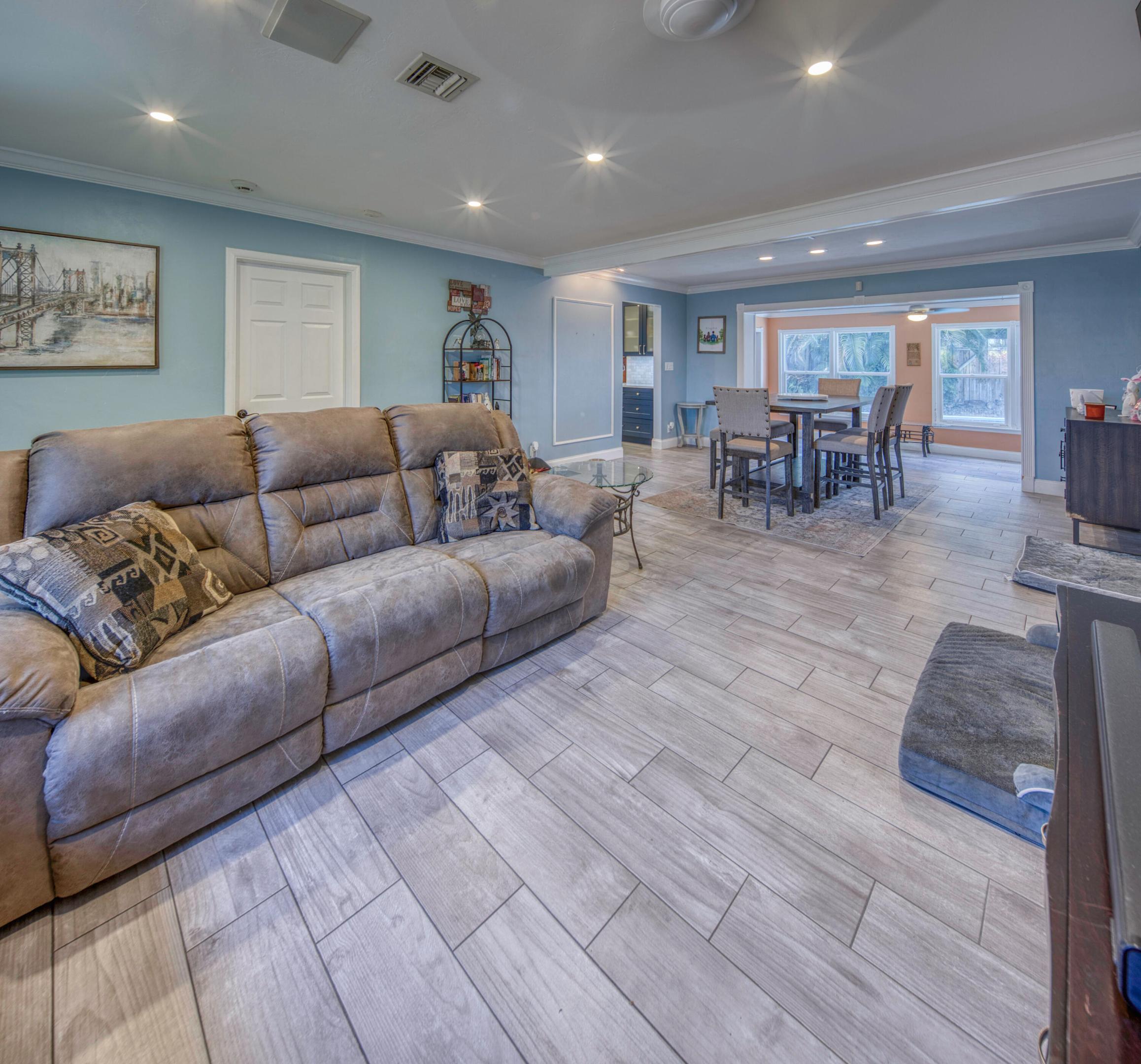 LAKE OSBORNE ESTATES 7 - Residential