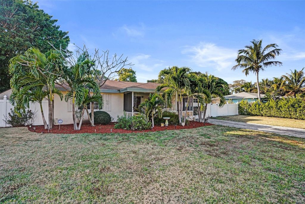 Photo of 820 SE 4th Avenue, Delray Beach, FL 33483 (MLS # F10554305)