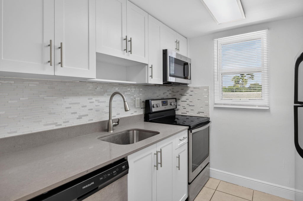 Photo of 901 Pine Drive #9, Pompano Beach, FL 33060 (MLS # B26090509)