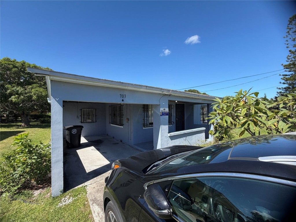 Photo of 703 N 17th Street, Fort Pierce, FL 34950 (MLS # F10528882)