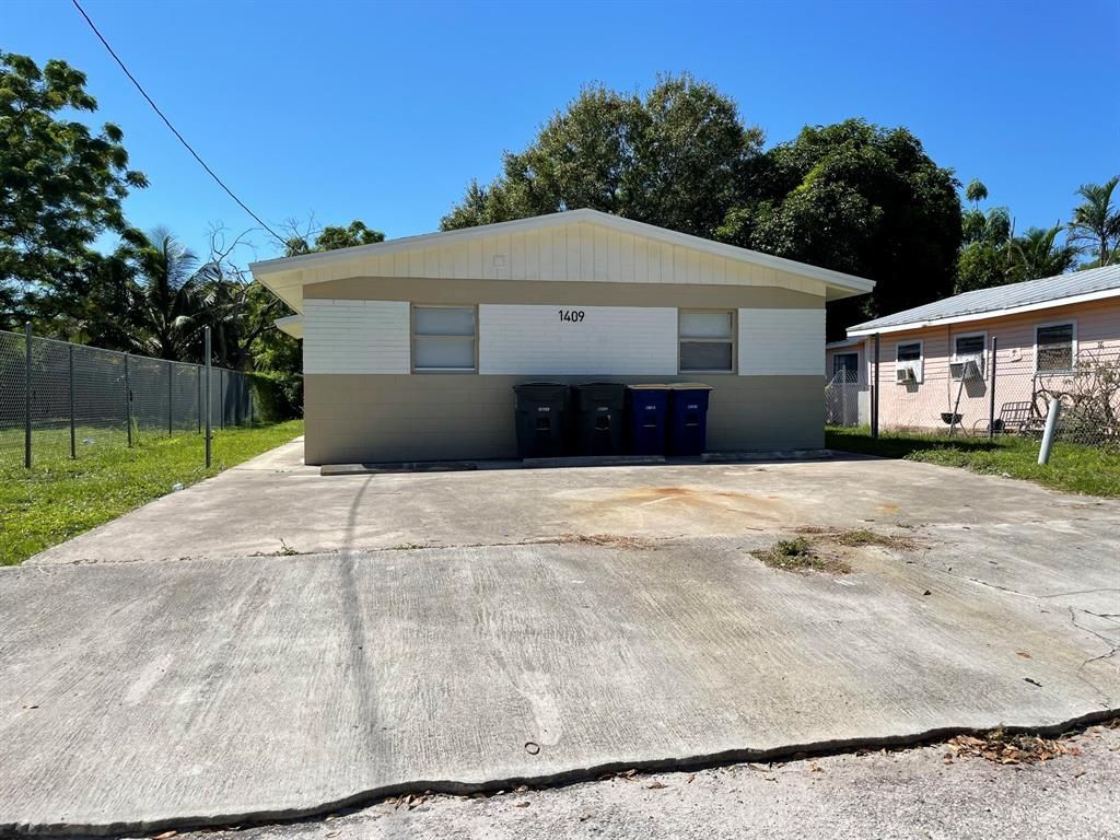 Photo of 1409 Edgewood Terrace #B, Fort Pierce, FL 34950 (MLS # R10748605)