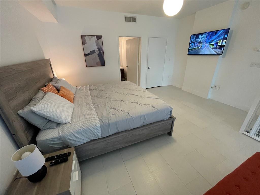 Enjoy a stylish experience at this centrally-located 2 story loft in the heart of downtown Miami.
This loft has 2 60" Smart TV's, a sofa bed on the first floor and a king size bed in the bedroom upstairs.
Enjoy lounging in the balcony with views to Bay Front park, Bayside mall and the vibrant life of downtown Miami.
This building is packed with top notch amenities and is walking distance from all the best attractions, restaurants, shops, local transportation and nightlife that Miami has to offer