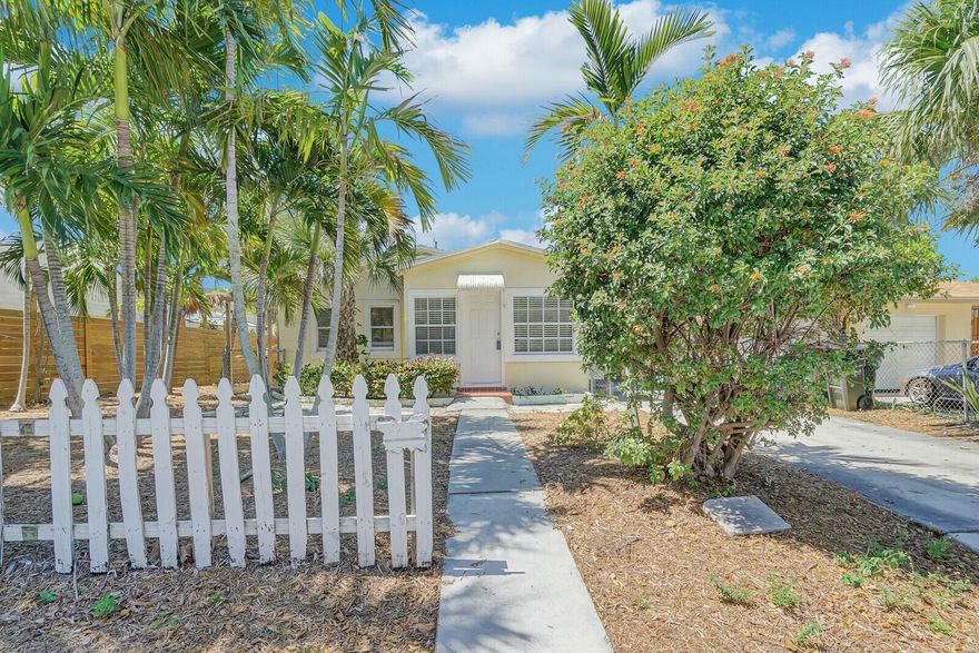 Charming Key West inspired 2 bedroom cottage with bonus area that can be seamlessly outfitted as an office or other needs. Property is located in the highly sought after Osceola Park within close proximity to vibrant downtown Atlantic Ave. Enjoy dining, shopping, green market, concerts, & the beach!