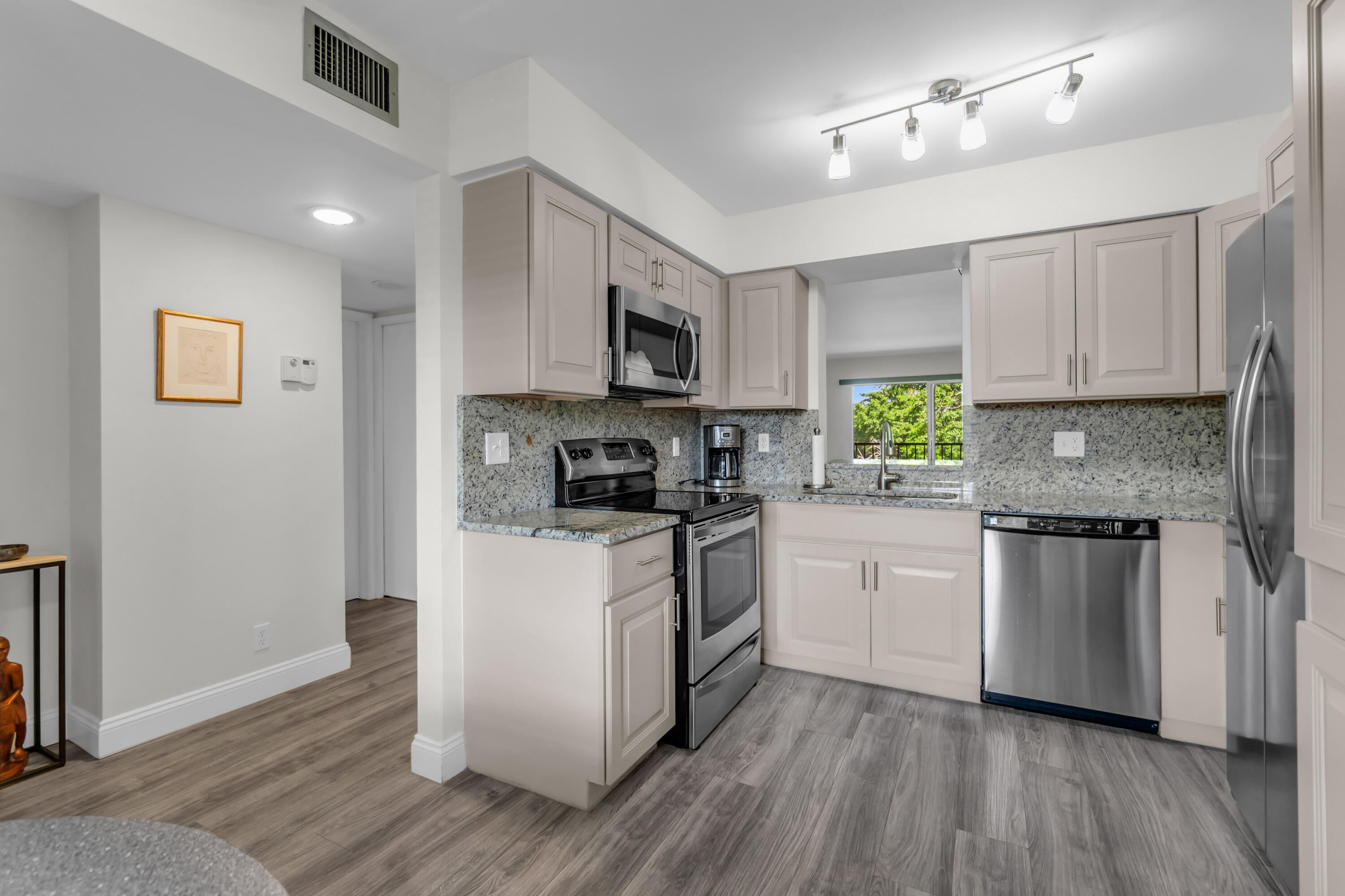 7267 HUNTINGTON Lane 403