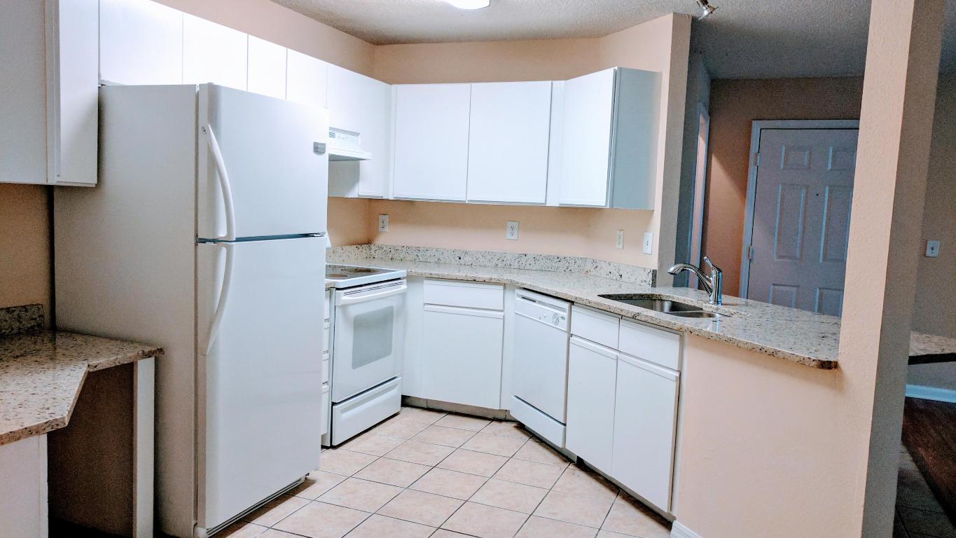 WINDWARD LAKES - Residential Lease