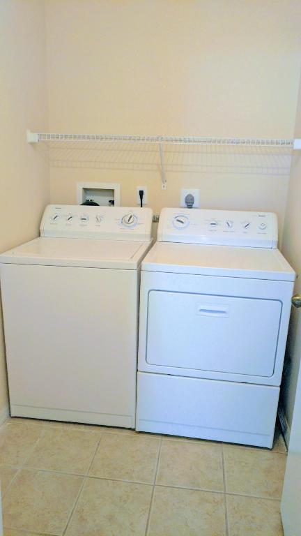 WINDWARD LAKES - Residential Lease