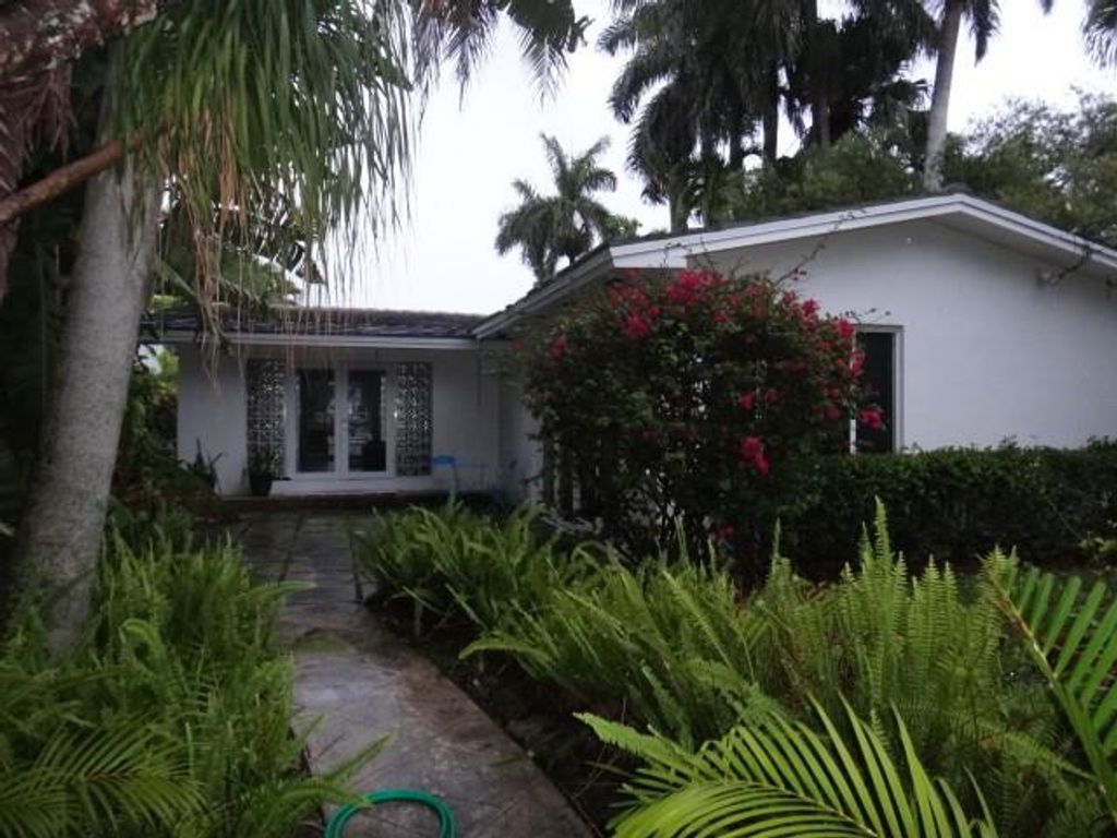 Photo of 941 S northlake drive, Hollywood, FL 33019 (MLS # F10289180)