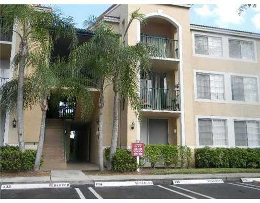 Beautiful 2/2 located off Village Blvd. Easy access to shopping, dining, PBI Airport, 1-95 and so much more. Located across from Bear Lakes Country Club and golf course.