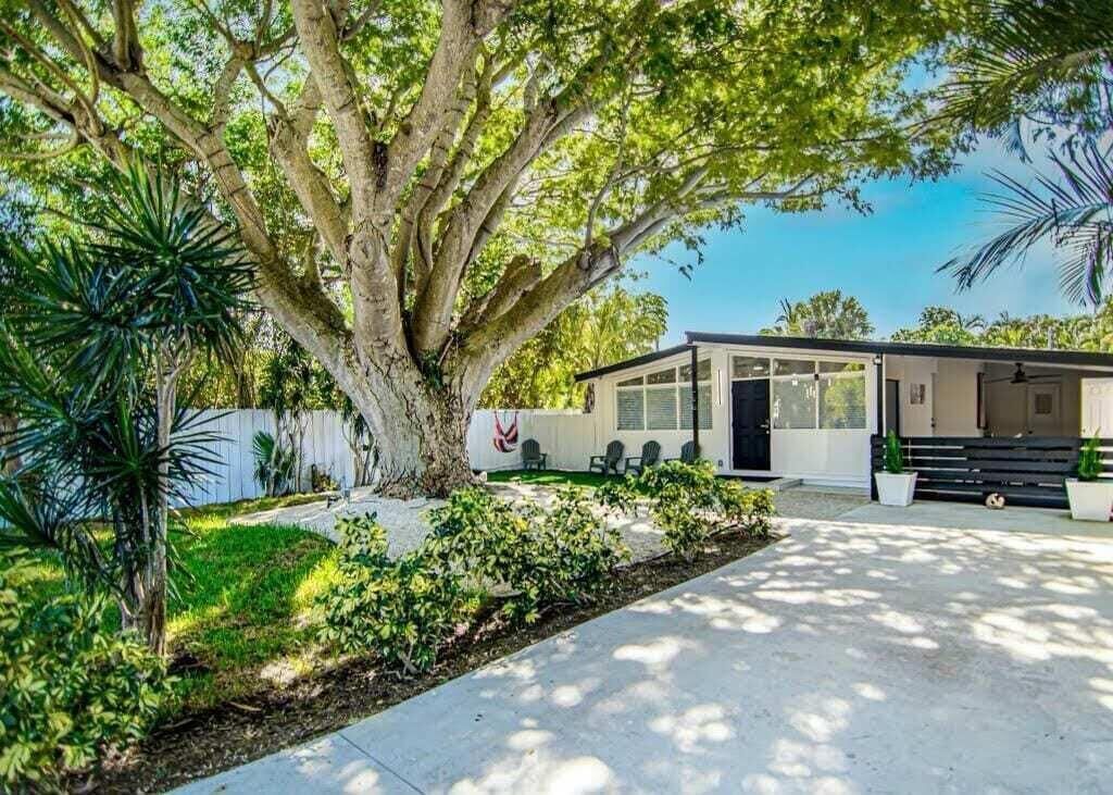 Photo of 462 Hastings Street, Boca Raton, FL 33487 (MLS # B26000487)