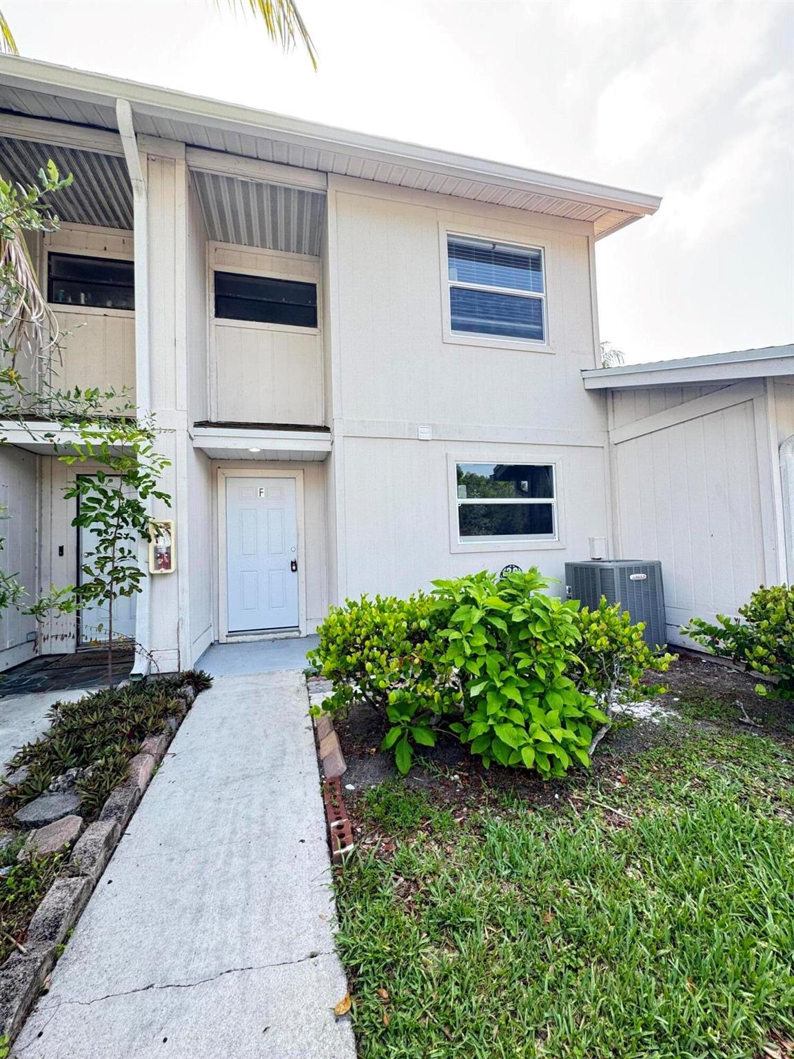 Updated and clean 2/2.5 townhouse