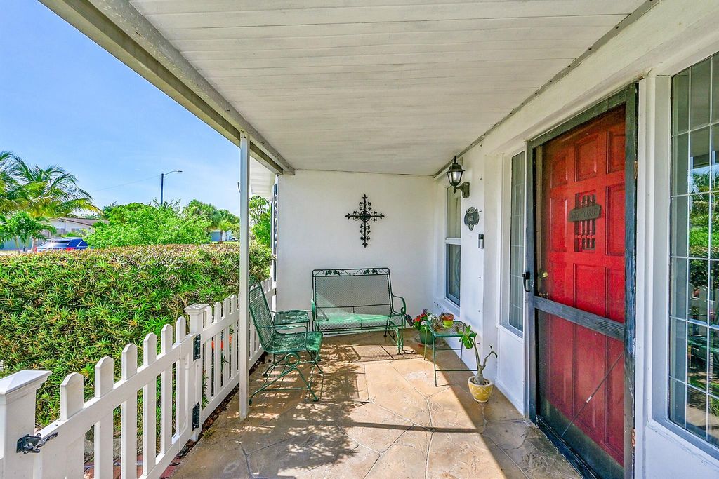 Photo of 1328 SE 3rd Avenue, Deerfield Beach, FL 33441 (MLS # R11095649)