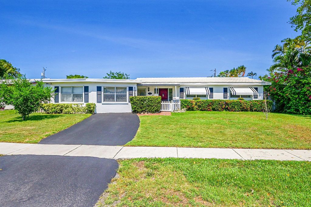 Photo of 1328 SE 3rd Avenue, Deerfield Beach, FL 33441 (MLS # R11095649)