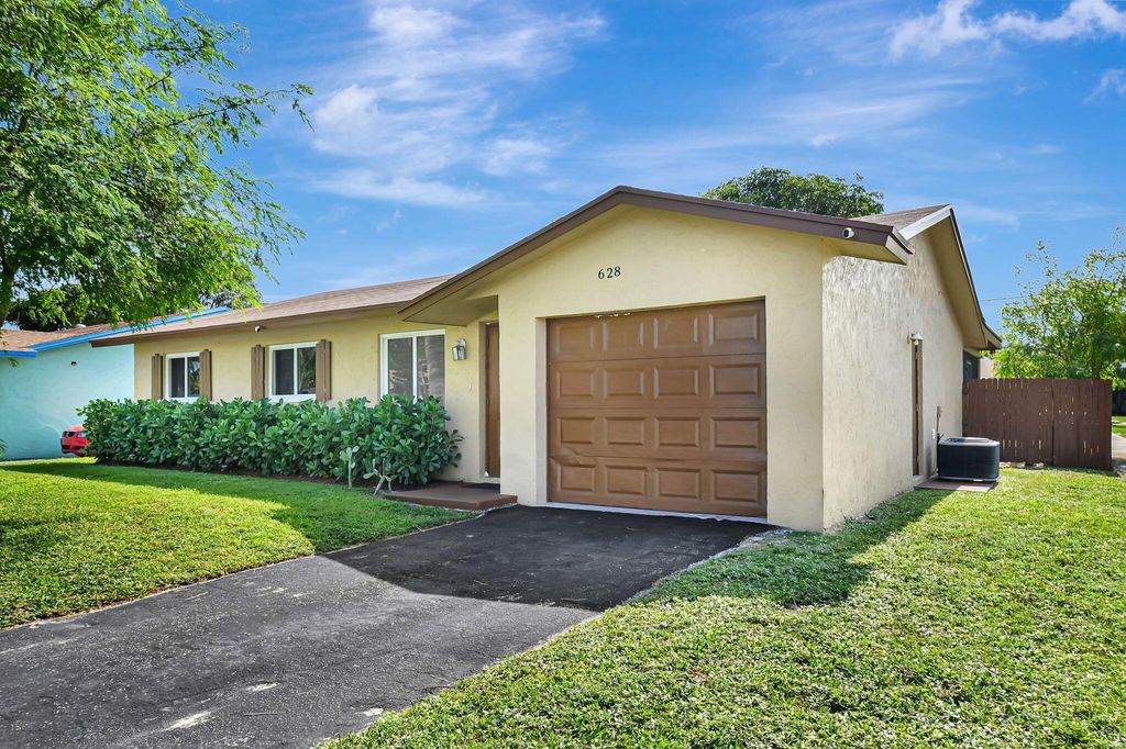Photo of 628 SW 3rd Avenue, Boynton Beach, FL 33426 (MLS # R11034931)