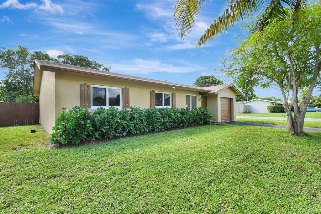 Photo of 628 SW 3rd Avenue, Boynton Beach, FL 33426 (MLS # R11034931)