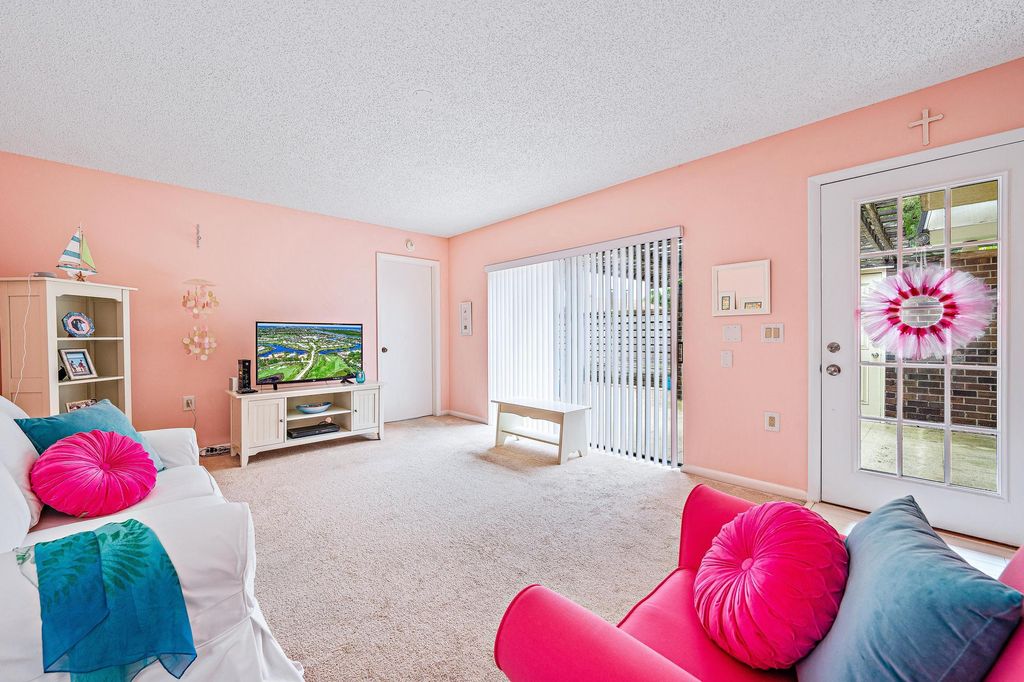 Photo of 1013 10th Ter, Palm Beach Gardens, FL 33418 (MLS # R10984139)