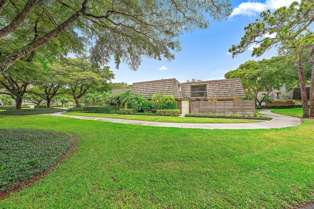 Photo of 1013 10th Ter, Palm Beach Gardens, FL 33418 (MLS # R10984139)