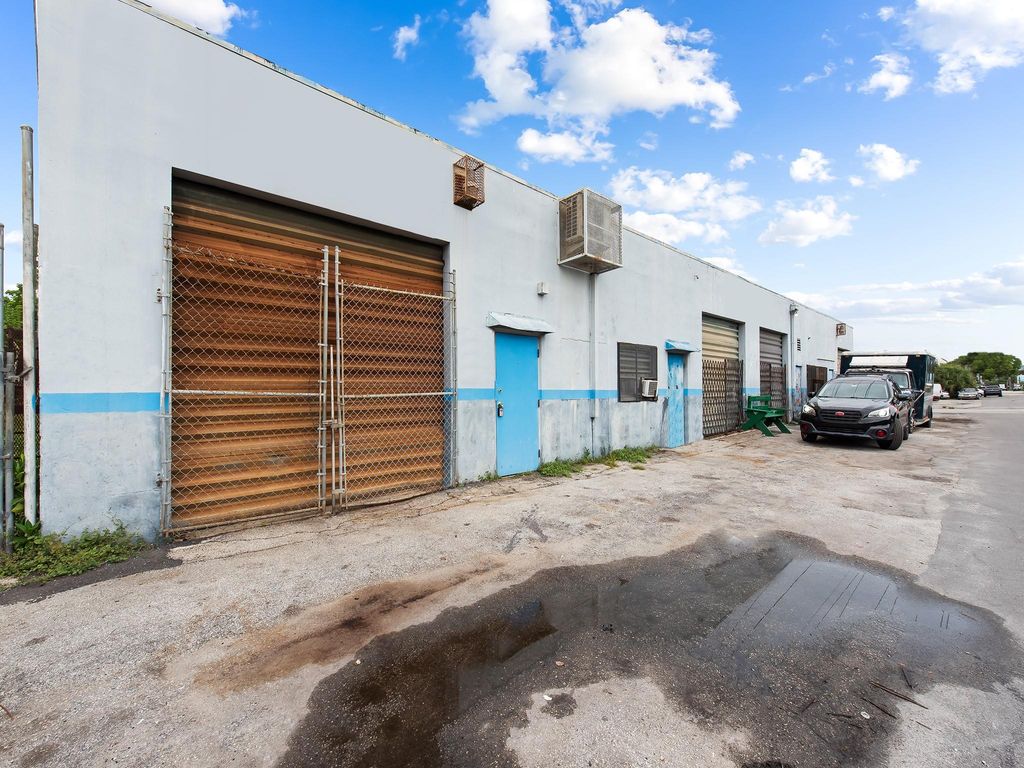 Photo of 705 NW 8th Ave, Fort Lauderdale, FL 33304 (MLS # F10405300)