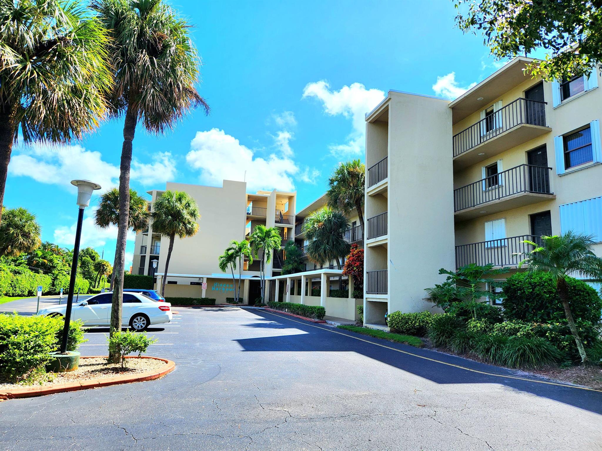 Beautiful Condo newly renovated with stain still appliances. Nice cabinets in kitchen and tile floor throughout. It is a corner unit with a covered screened patio in form of L, a perfect place to enjoy a cup of tea and feel the intracoastal breeze at your face. Another huge plus for this unit is that it has a SIT-DOWN SHOWER TUB in the guest bathroom. Moreover, this is a lovely community and very close to beaches, restaurants and I95. You are welcome to visit.
