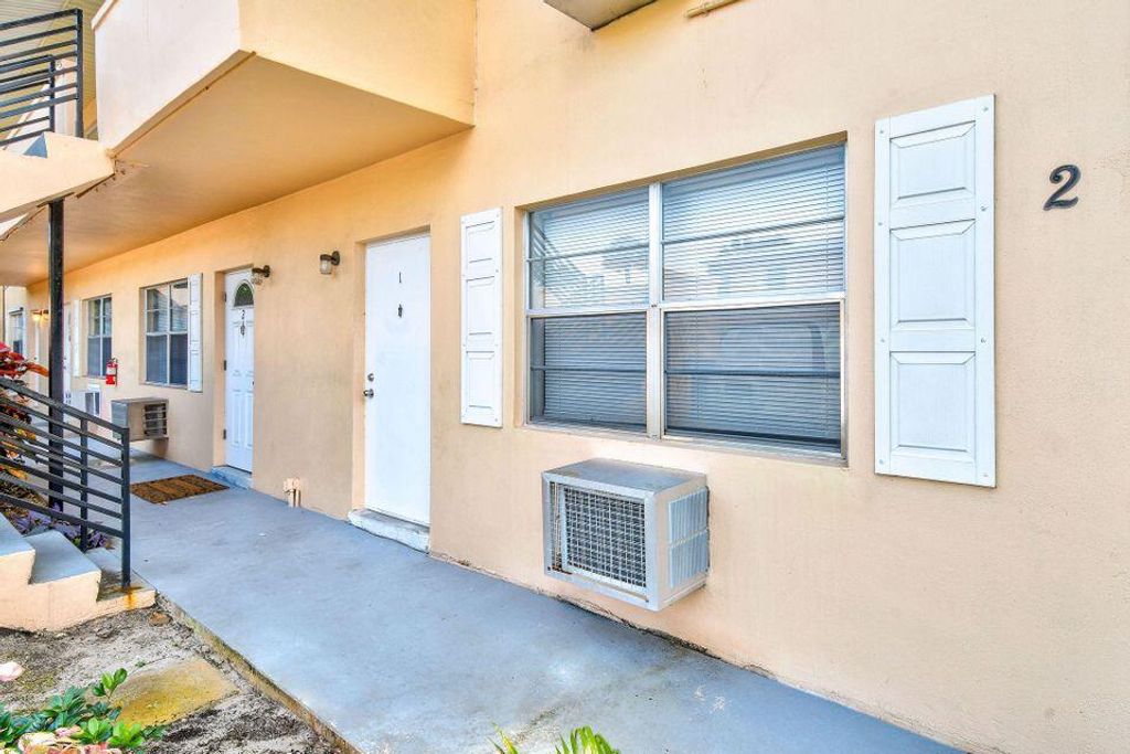 Photo of 333 SE Martin Avenue #2-1, Stuart, FL 34996 (MLS # R10981610)