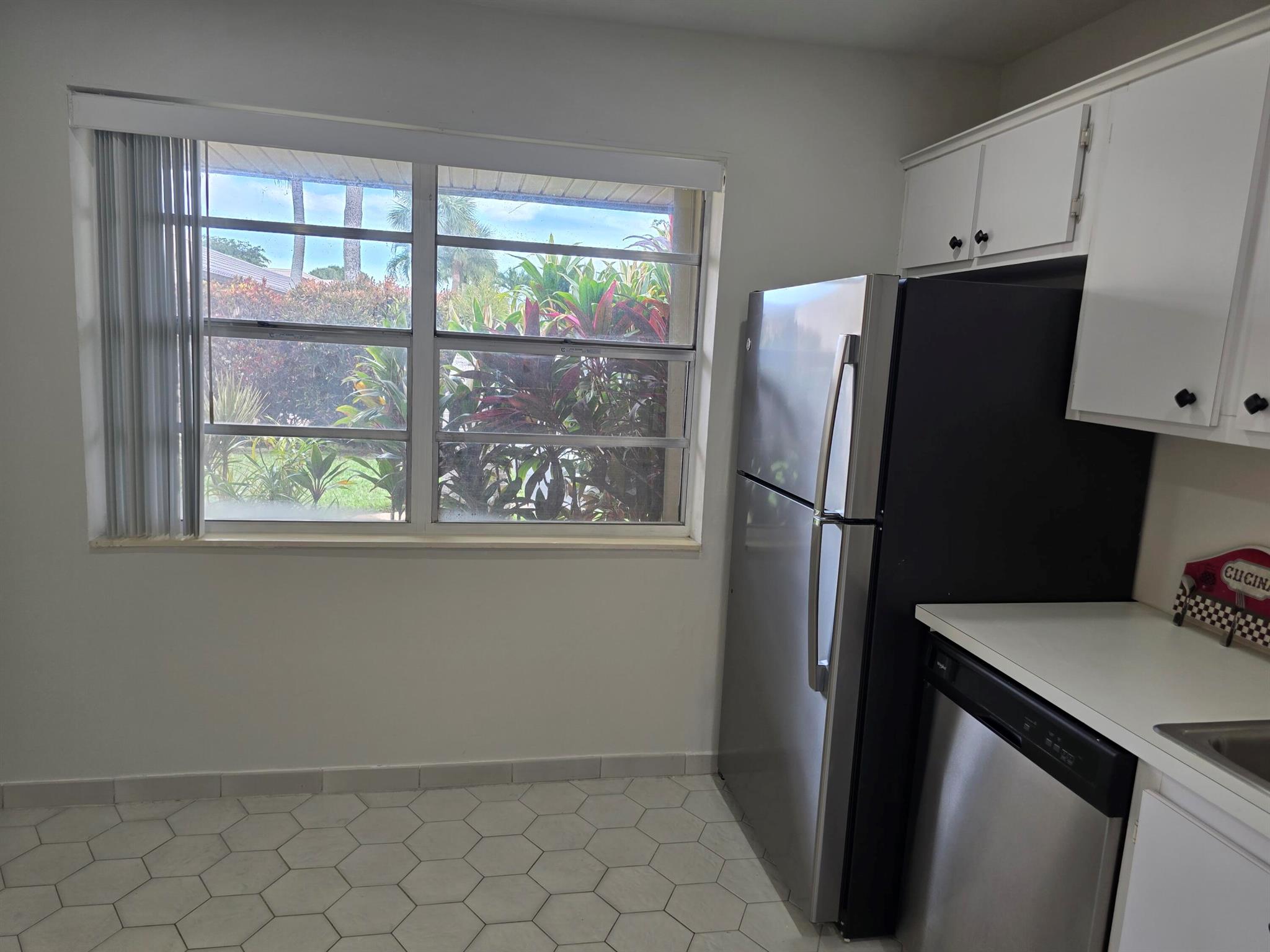 GOLDEN LAKES VILLAGE COND - Residential Lease