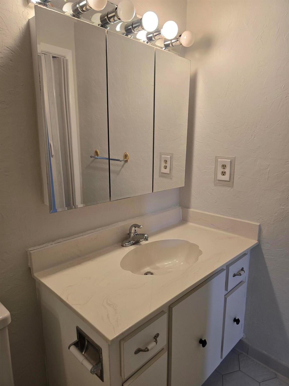 GOLDEN LAKES VILLAGE COND - Residential Lease