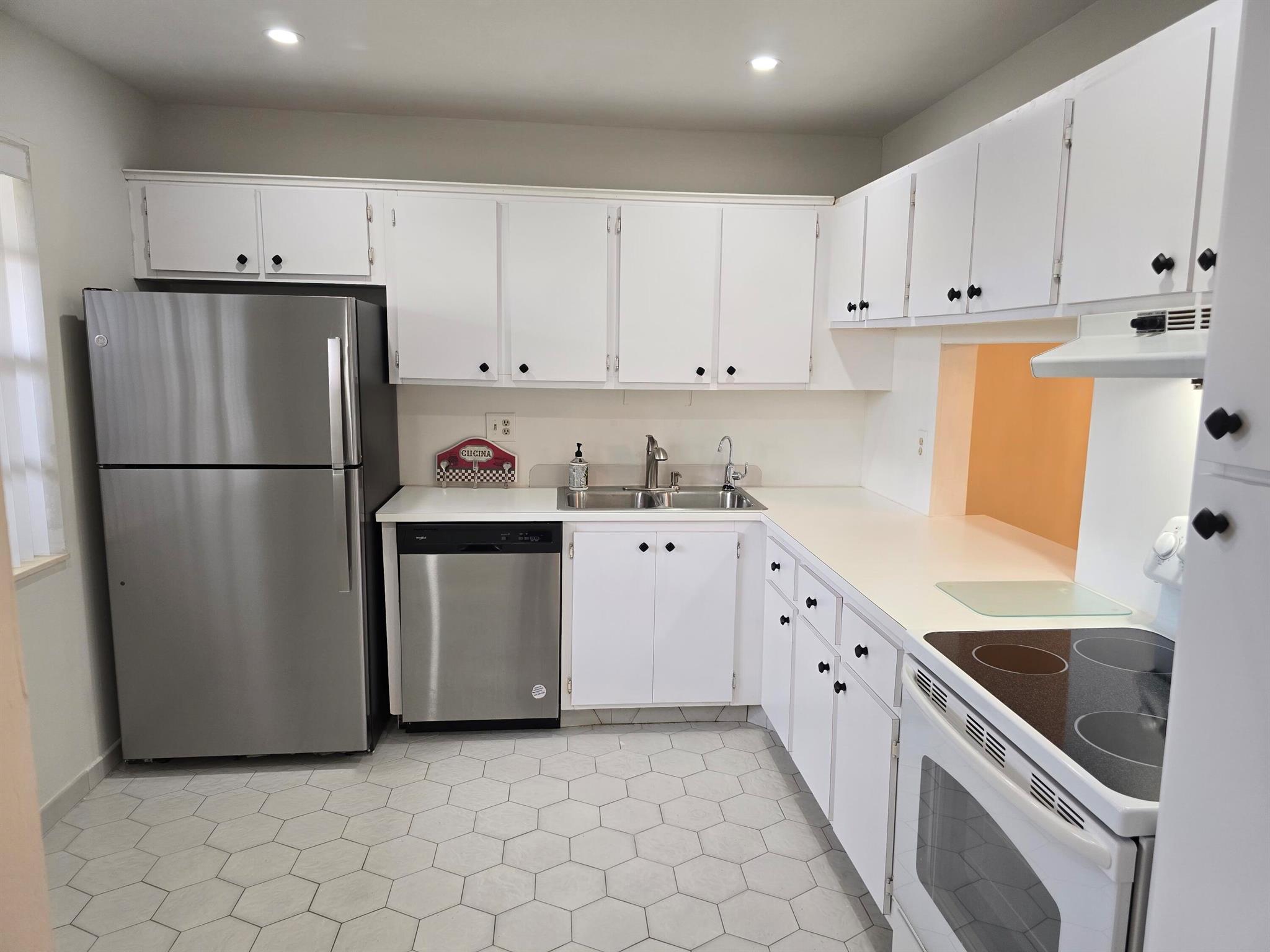 GOLDEN LAKES VILLAGE COND - Residential Lease