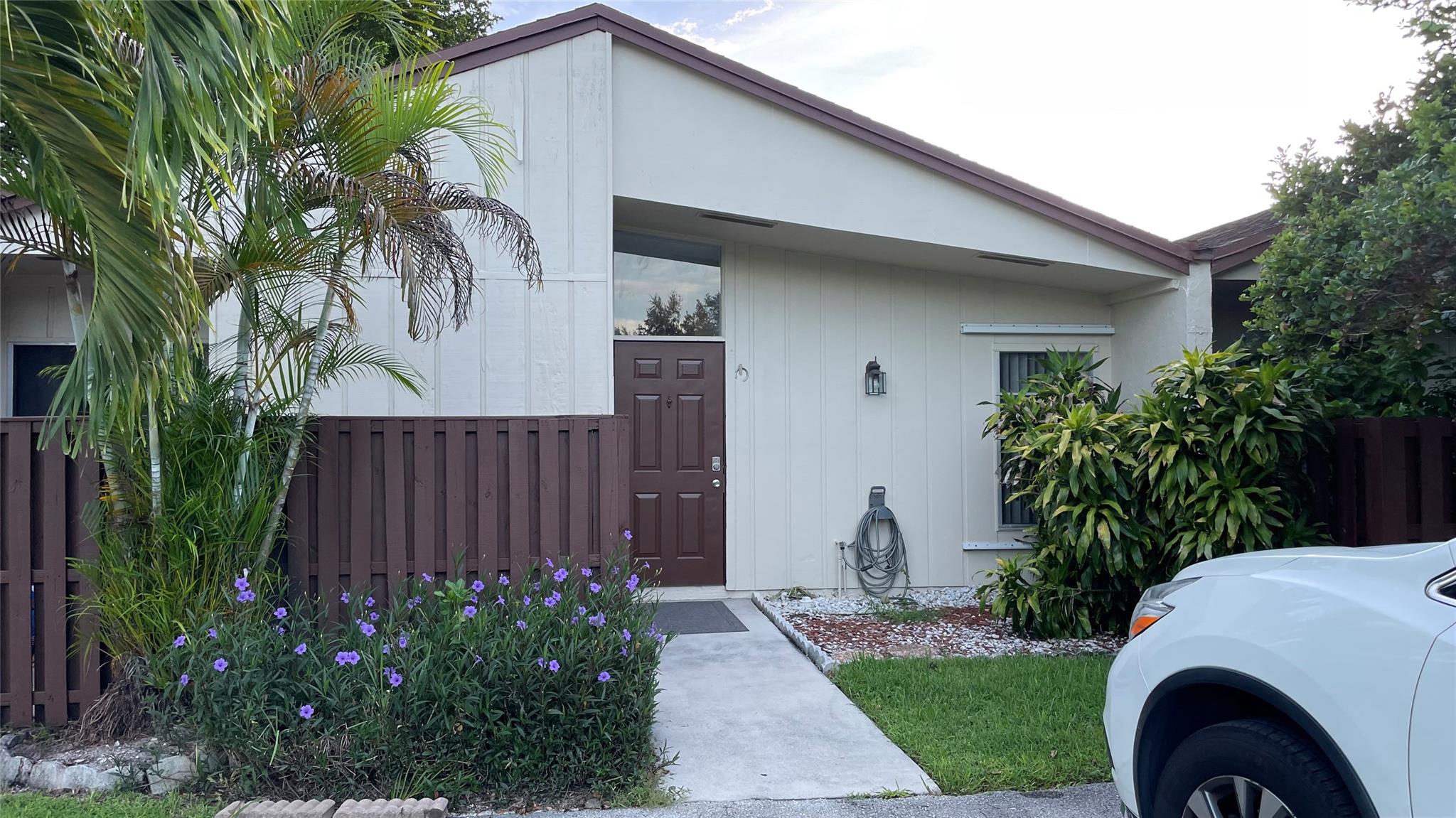 Great Location!!!3 bedroom 2 bath villa located in the beautiful and well managed community of Timberwalk 1, in
west Boca Raton. Spacious, luminous, close to shops and walk to Wind Jammer Park. Great schools !!
Community pool, beautiful biking / walking trails and two recreational parks!!. Most of the Villa has been
upgraded: New kitchen cabinets, shower, and tub, ceiling fan, waterproof flooring, baseboards, double vanity in
the master bedroom, the A/C was replaced in late 2018, new stove and microwave and many more upgrades.