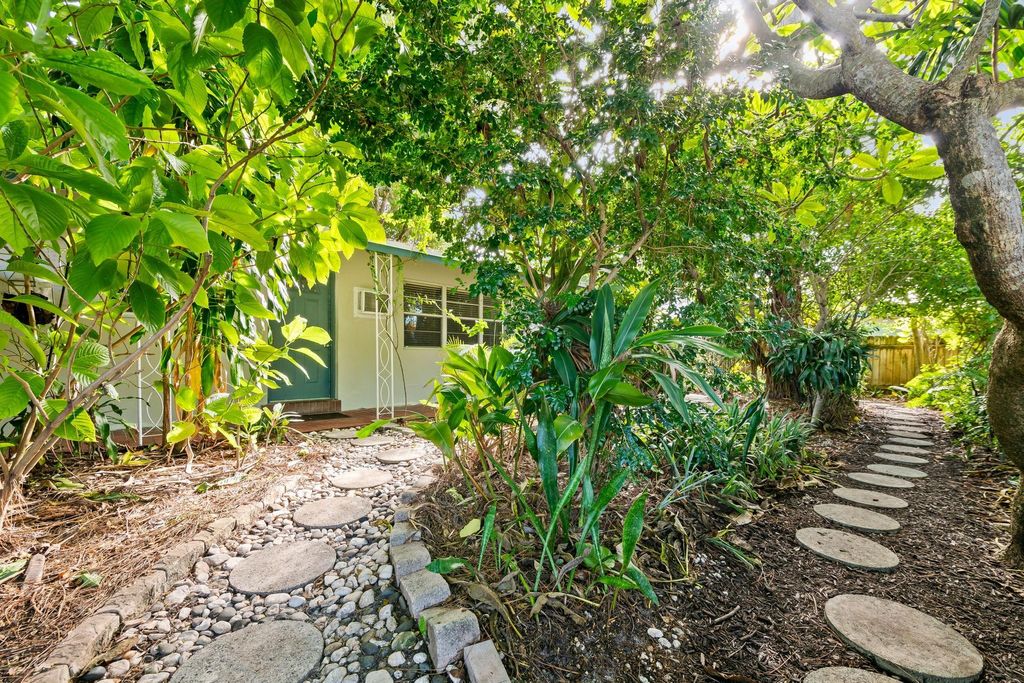 Photo of 806 NE 23 Drive #B-REAR, Wilton Manors, FL 33305 (MLS # F10524743)