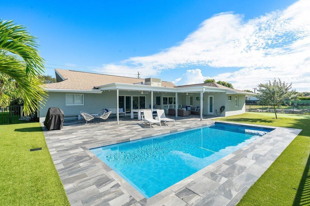 Photo of 329 Fairway N, Tequesta, FL 33469 (MLS # R10924130)