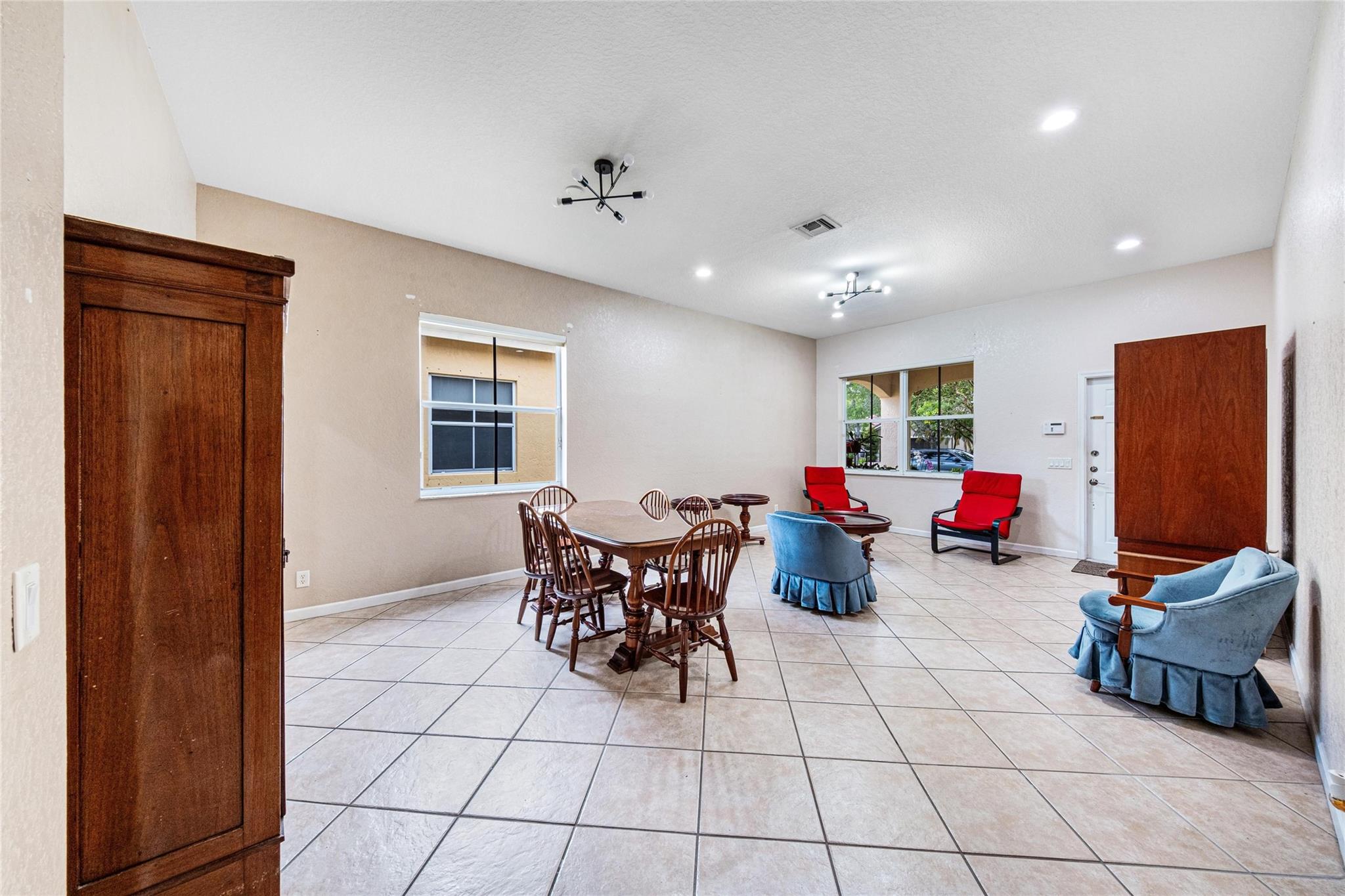 887 Nandina Dr