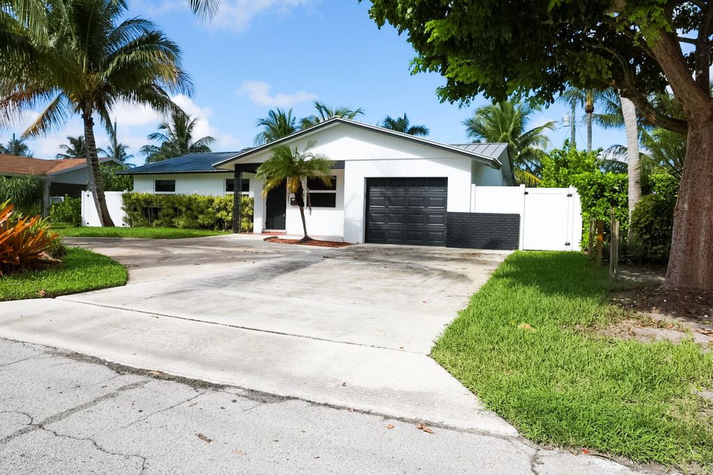 Photo of 1502 NW 4th Avenue, Boca Raton, FL 33432 (MLS # B26030993)