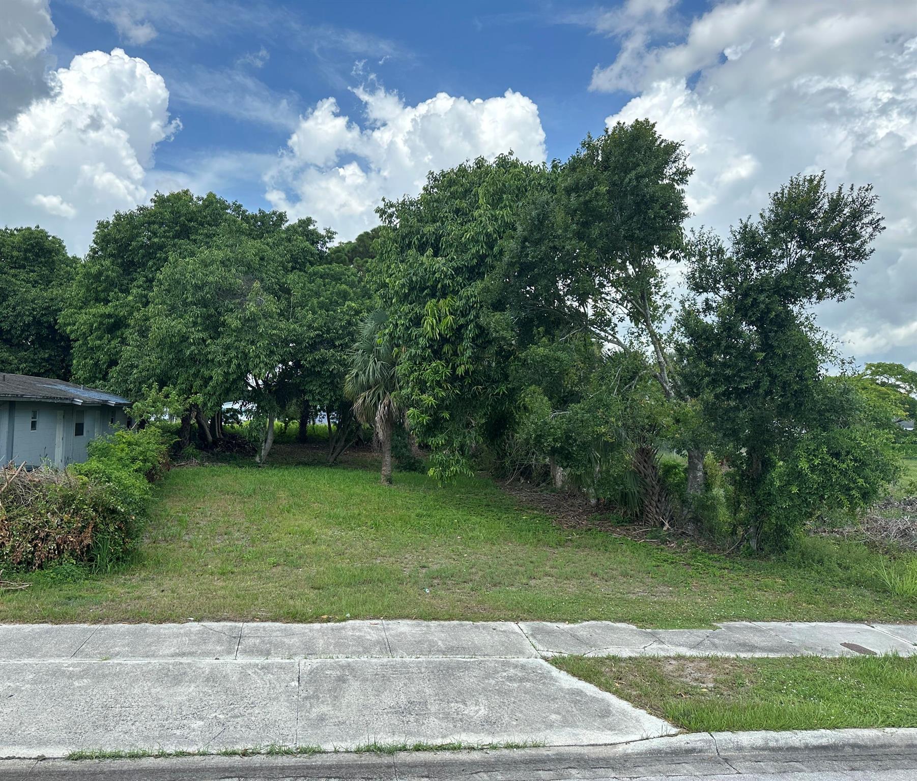 Step right into an incredible chance in Washington Heights! This cleared land is primed for a new owner seeking to build or invest in a property without any HOA. Its excellent location puts it just minutes away from schools, parks, markets, and major roadways. Additionally, its proximity to the renowned Jetty Park offers the perfect opportunity to embrace the Floridian Lifestyle.Furthermore, this unique property has been cleared of all liens and is prepared for a smooth transaction.