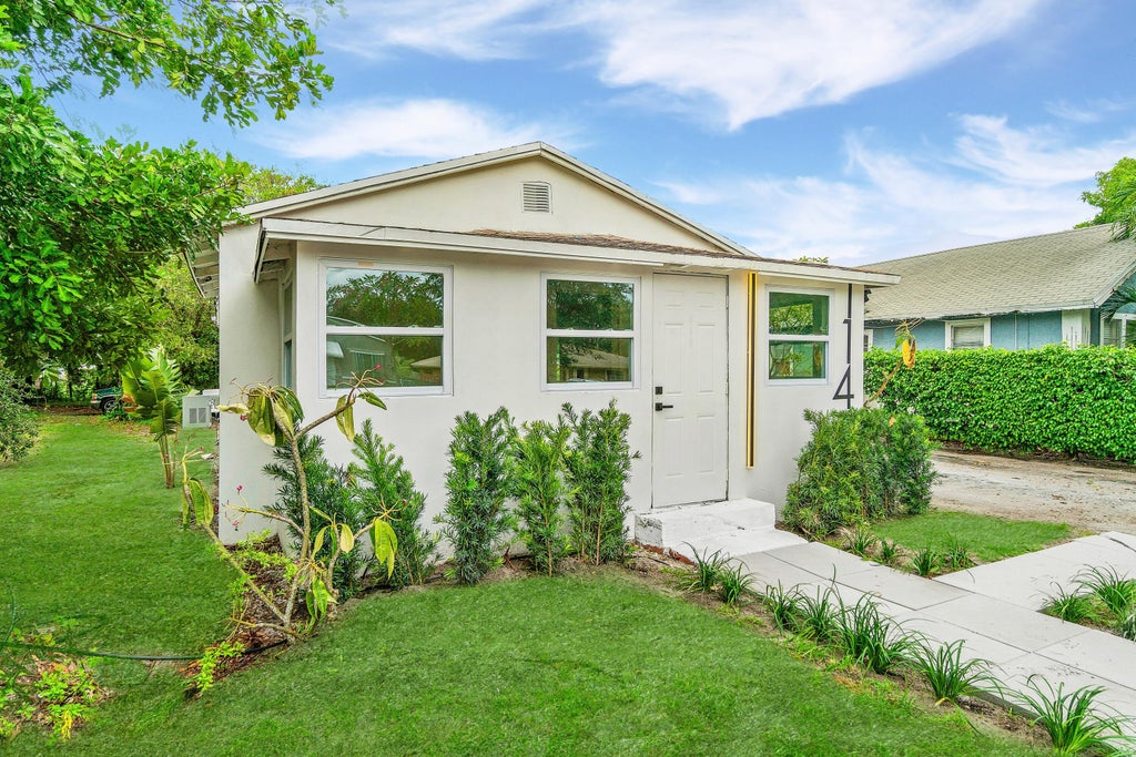 Photo of 114 NW 10TH Avenue, Delray Beach, FL 33444 (MLS # B26081399)