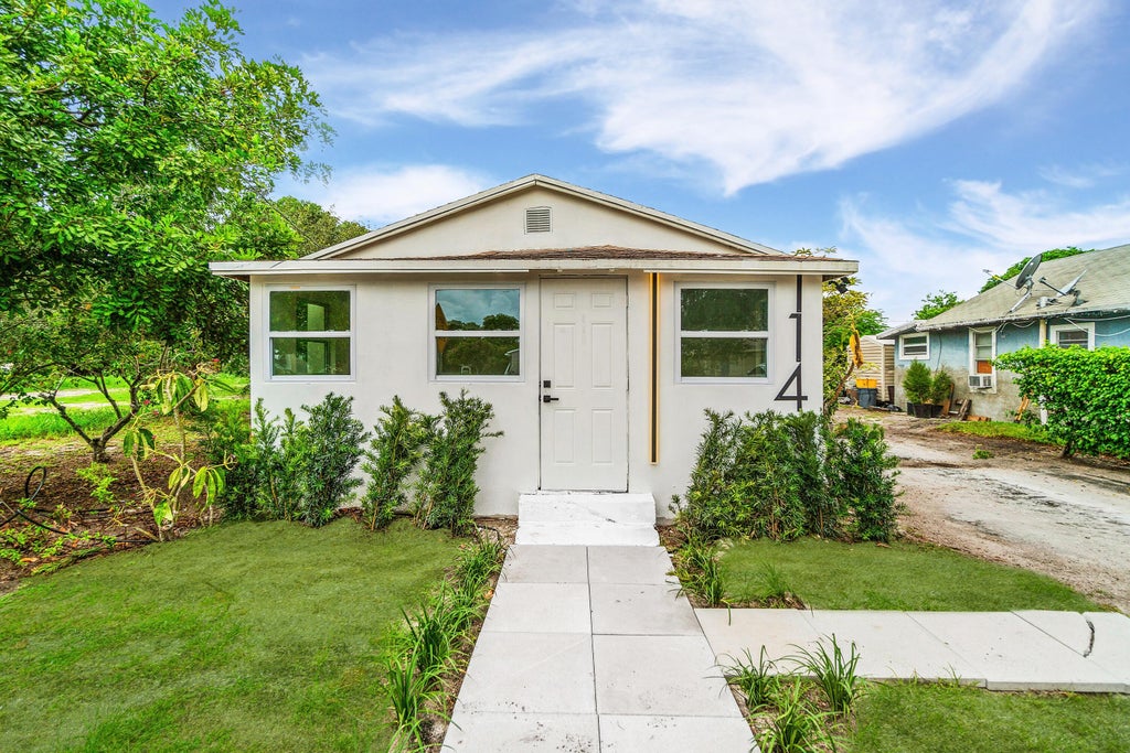 Photo of 114 NW 10TH Avenue, Delray Beach, FL 33444 (MLS # B26081399)