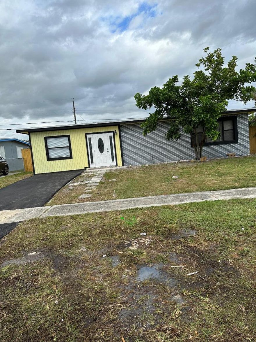 Beautiful remodeled single family home with pool, this property has 4 bedrooms and 2 bath centrally located ready for a inmediately move-in.