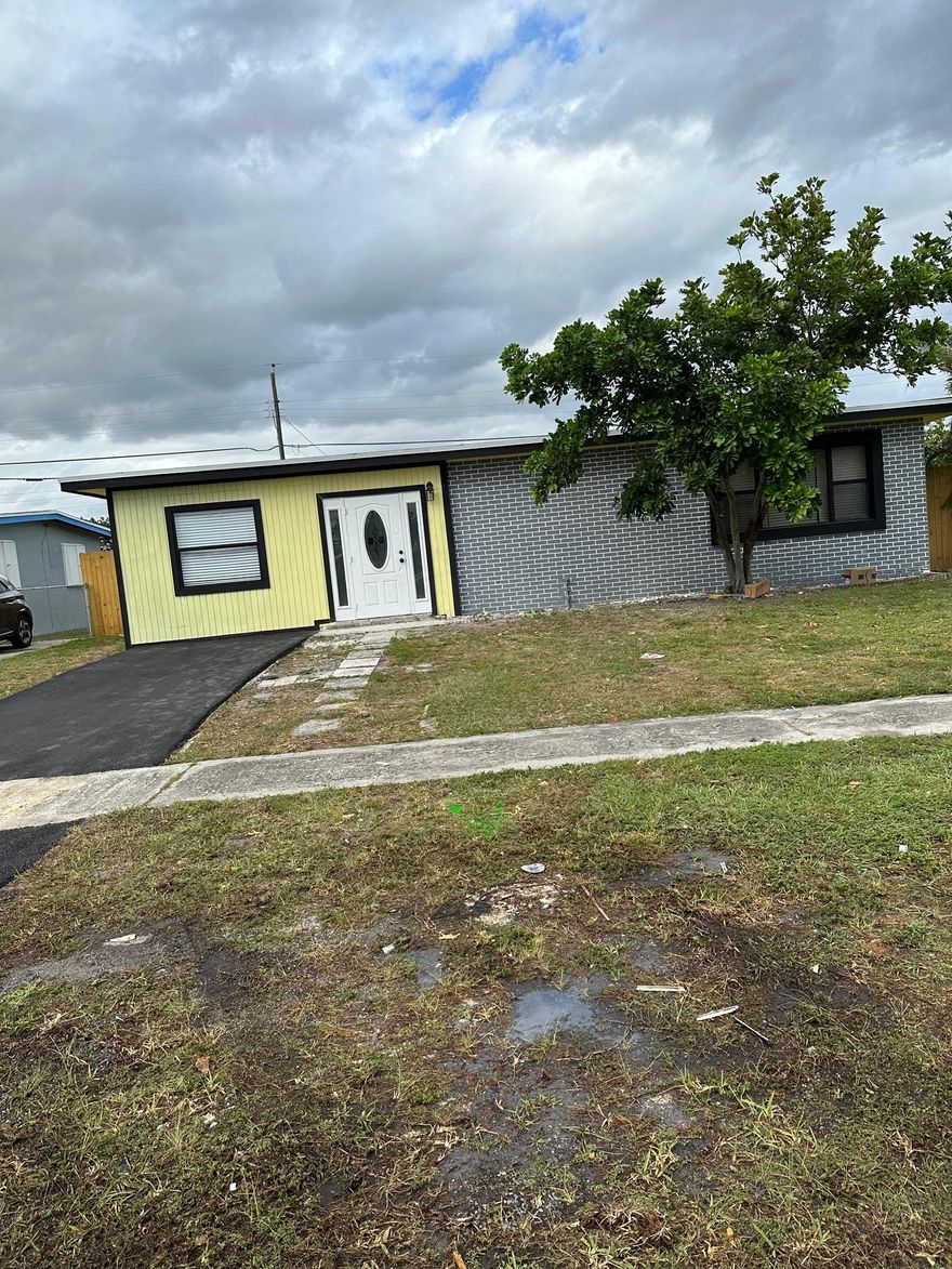 Beautiful remodeled single family home with pool, this property has 4 bedrooms and 2 bath centrally located ready for a inmediately move-in.